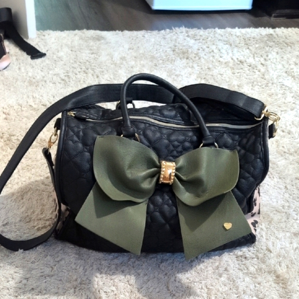 Elegant Black Quilted Bag with Olive Bow